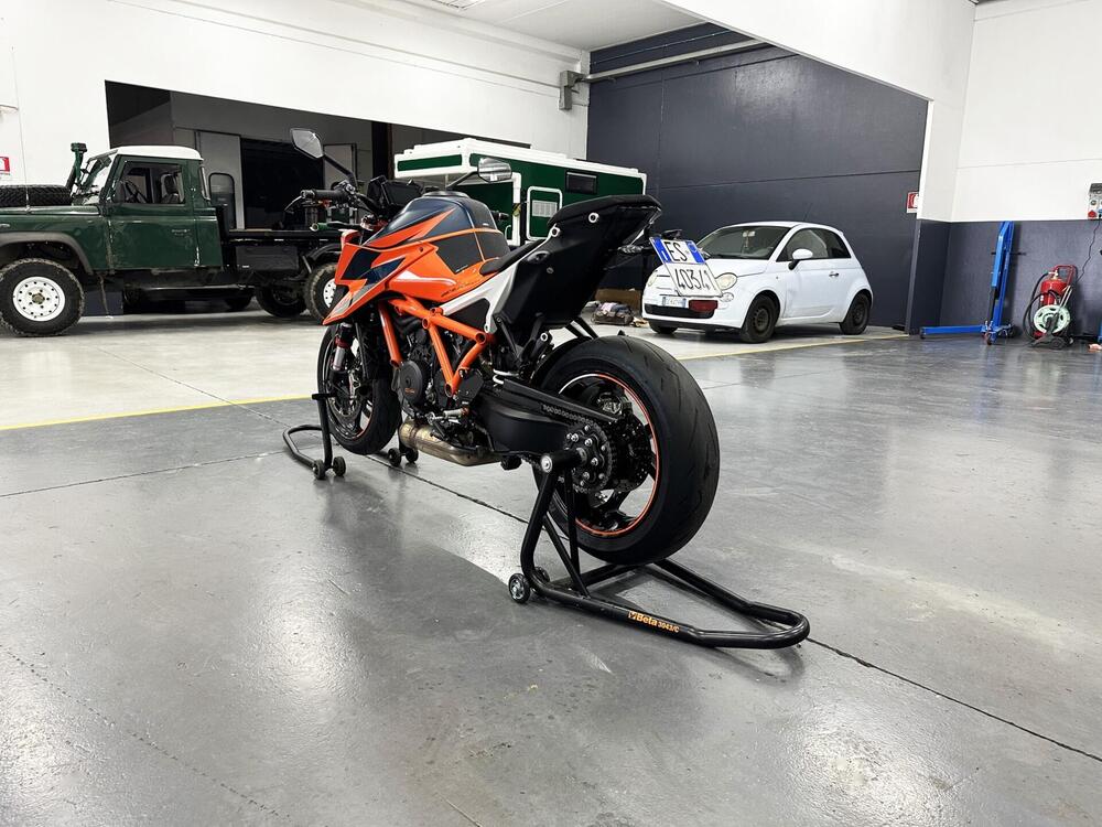 KTM 1290 Super Duke R (2020) (3)