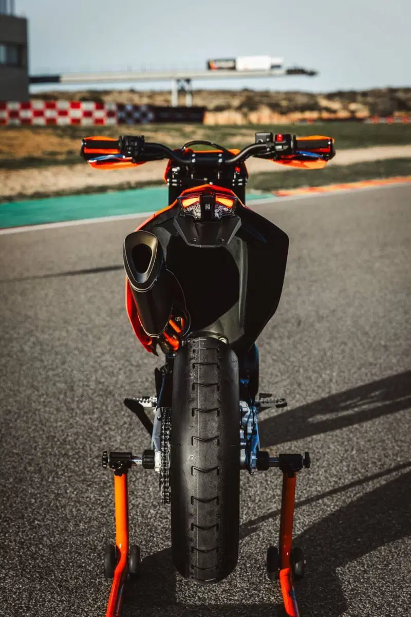 KTM 690 SMC R (2026) (18)