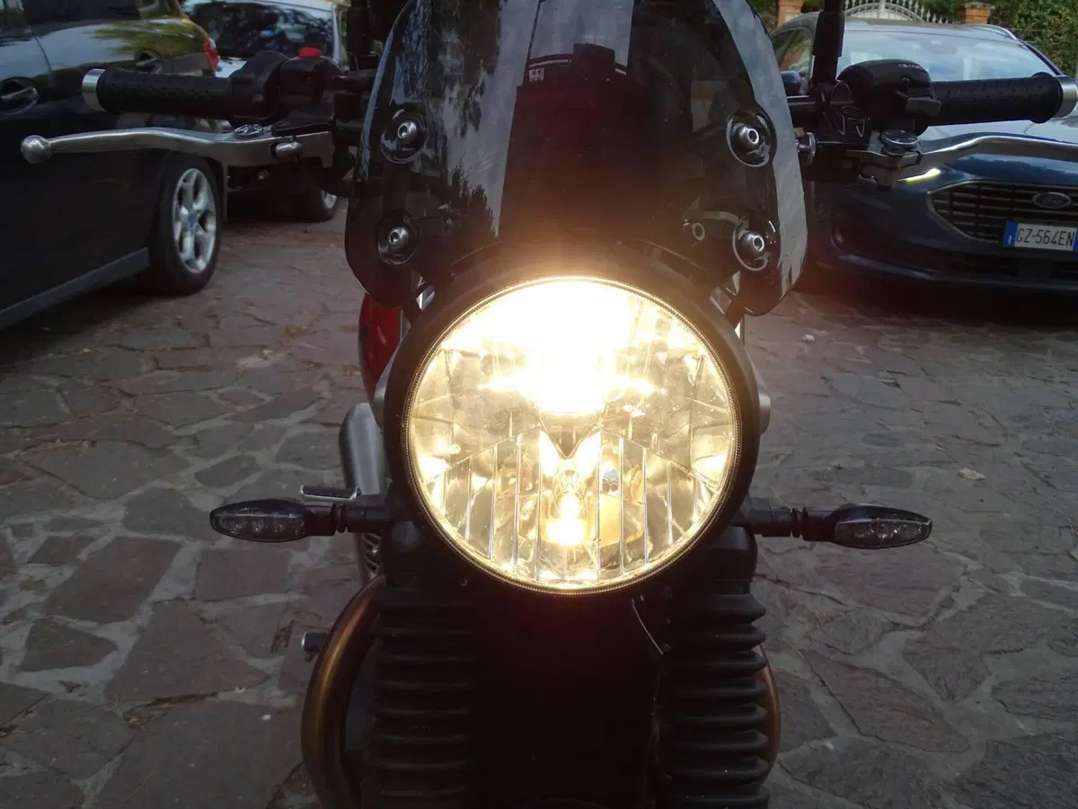 Triumph Speed Twin 900 Chrome Edition (2023) (2)