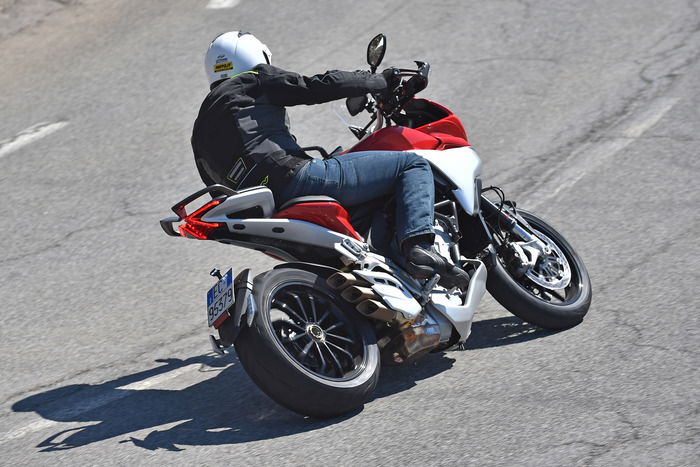 La nuova MV è comoda e ospitale. Ma non disdegna la guida sportiva, dove entusiasma grazie al motore e alla ciclistica a punto