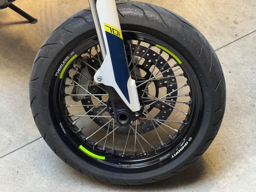 Husqvarna 701 Supermoto (2016) (3)