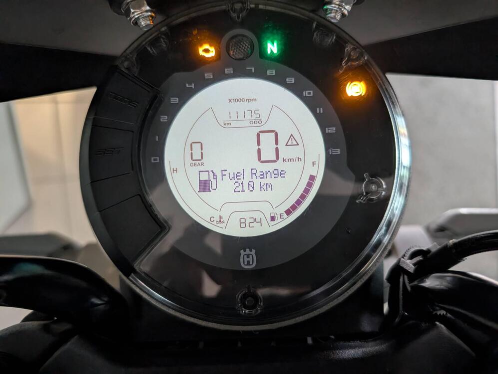 Husqvarna Svartpilen 401 (2021 - 23) (5)