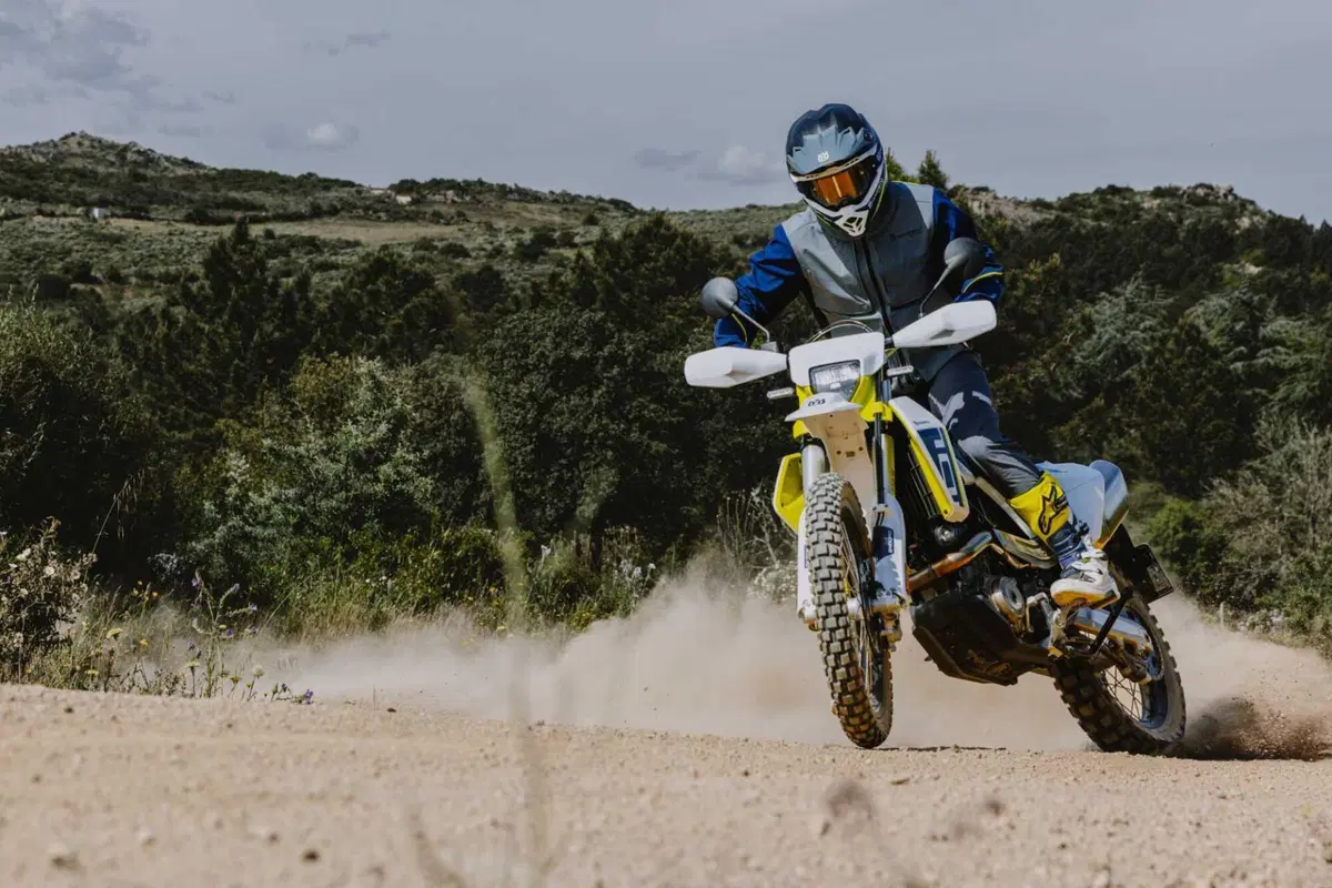 Husqvarna 701 Supermoto e 701 Enduro 2026: più CV, tecnologia e nuovo stile [GALLERY] (2)