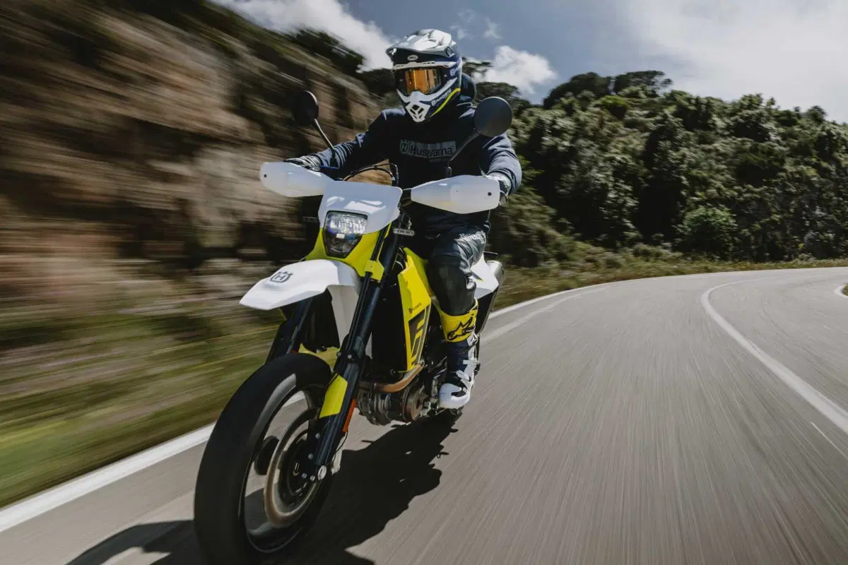 Husqvarna 701 Supermoto e 701 Enduro 2026: più CV, tecnologia e nuovo stile [GALLERY] (3)