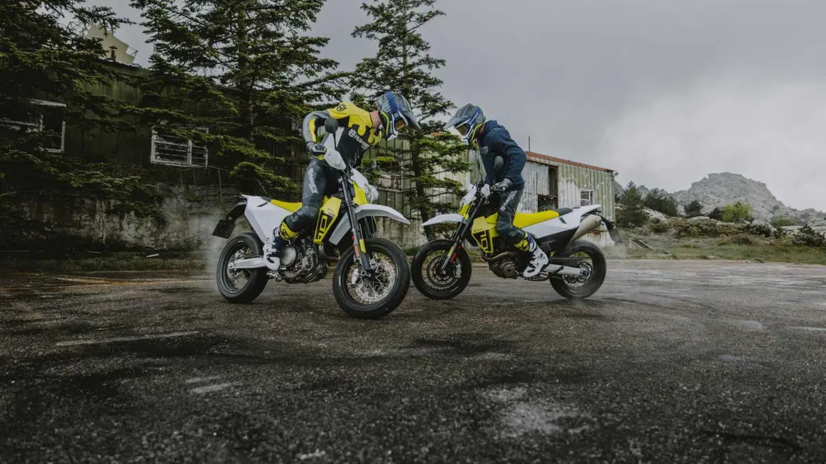 Husqvarna 701 Supermoto e 701 Enduro 2026: più CV, tecnologia e nuovo stile [GALLERY] (16)