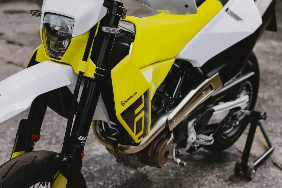 Husqvarna 701 Supermoto e 701 Enduro 2026: più CV, tecnologia e nuovo stile [GALLERY] (18)