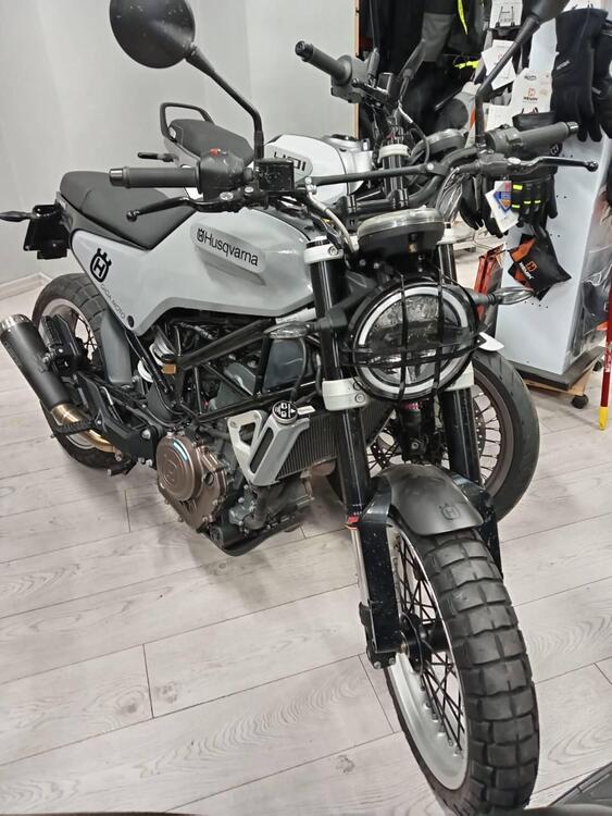 Husqvarna Svartpilen 401 (2018 - 19) (2)