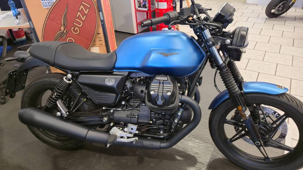 Moto Guzzi V7 Stone (2025) (2)