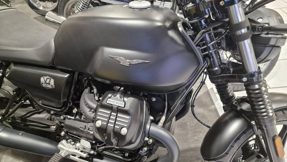 Moto Guzzi V7 Stone (2025) (4)