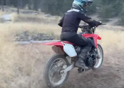 Il motore di una Hayabusa su una moto da Cross: la sfida impossibile [VIDEO]