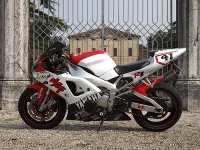 Yamaha R1 sella rossa 4XV1-70 anno 1998 replica Haga con dettagli personalizzati ma disponibili anche pezzi originali  d'epoca