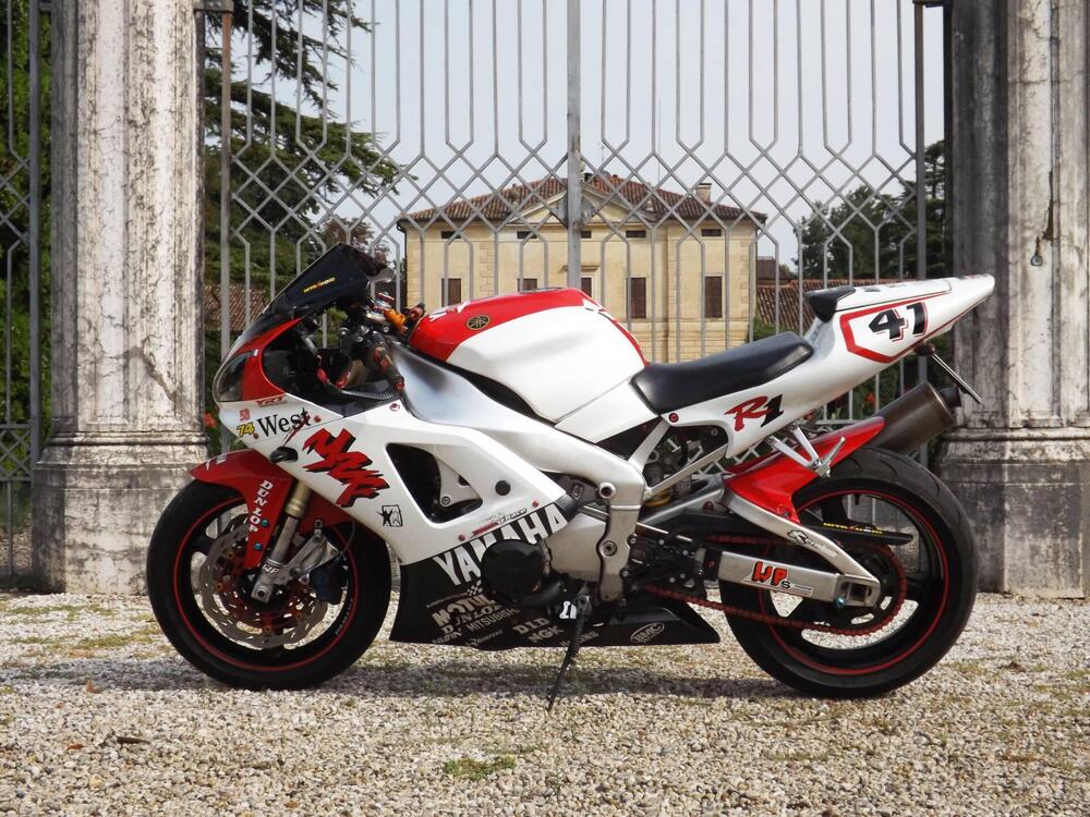 Yamaha R1 sella rossa 4XV1-70 anno 1998 replica Haga con dettagli personalizzati ma disponibili anche pezzi originali  (2)