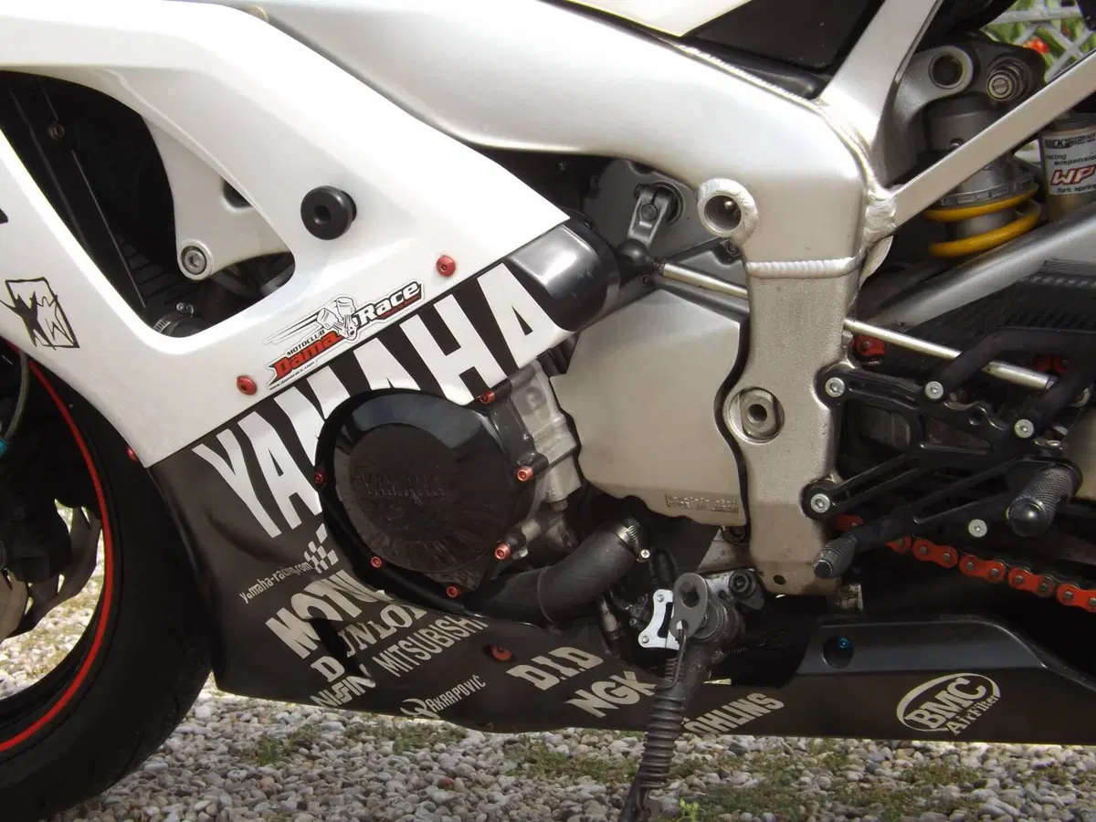 Yamaha R1 sella rossa 4XV1-70 anno 1998 replica Haga con dettagli personalizzati ma disponibili anche pezzi originali  (10)
