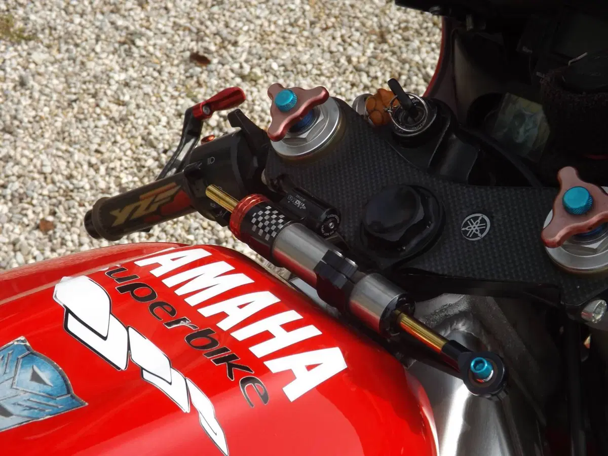 Yamaha R1 sella rossa 4XV1-70 anno 1998 replica Haga con dettagli personalizzati ma disponibili anche pezzi originali  (15)