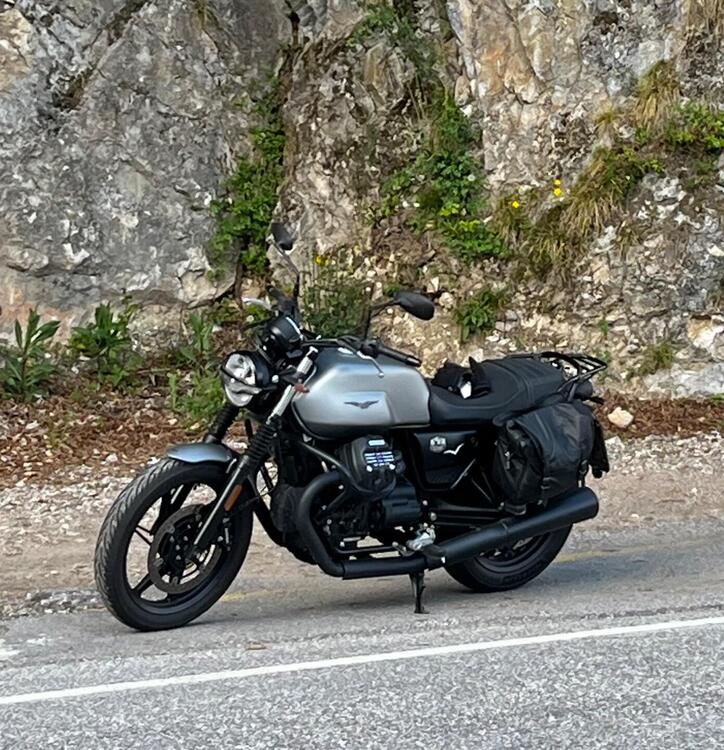 Moto Guzzi V7 Stone (2021 - 24) (2)