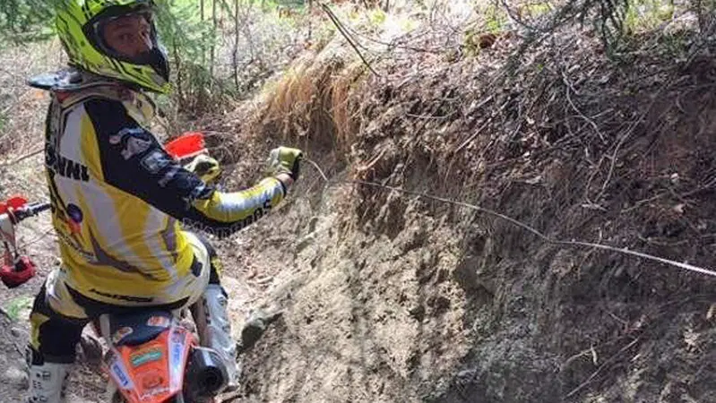 Cavi d'acciaio contro gli enduristi a Dossena (Bergamo)