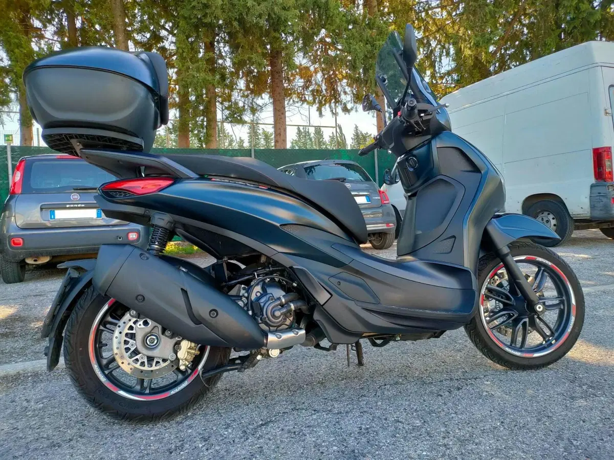 Piaggio Beverly 300 Hpe (2021) (2)