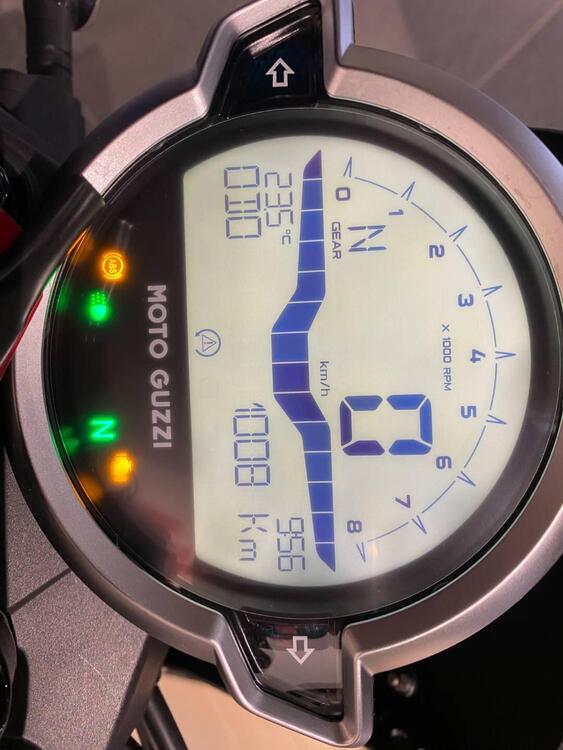 Moto Guzzi V7 Stone (2021 - 24) (3)