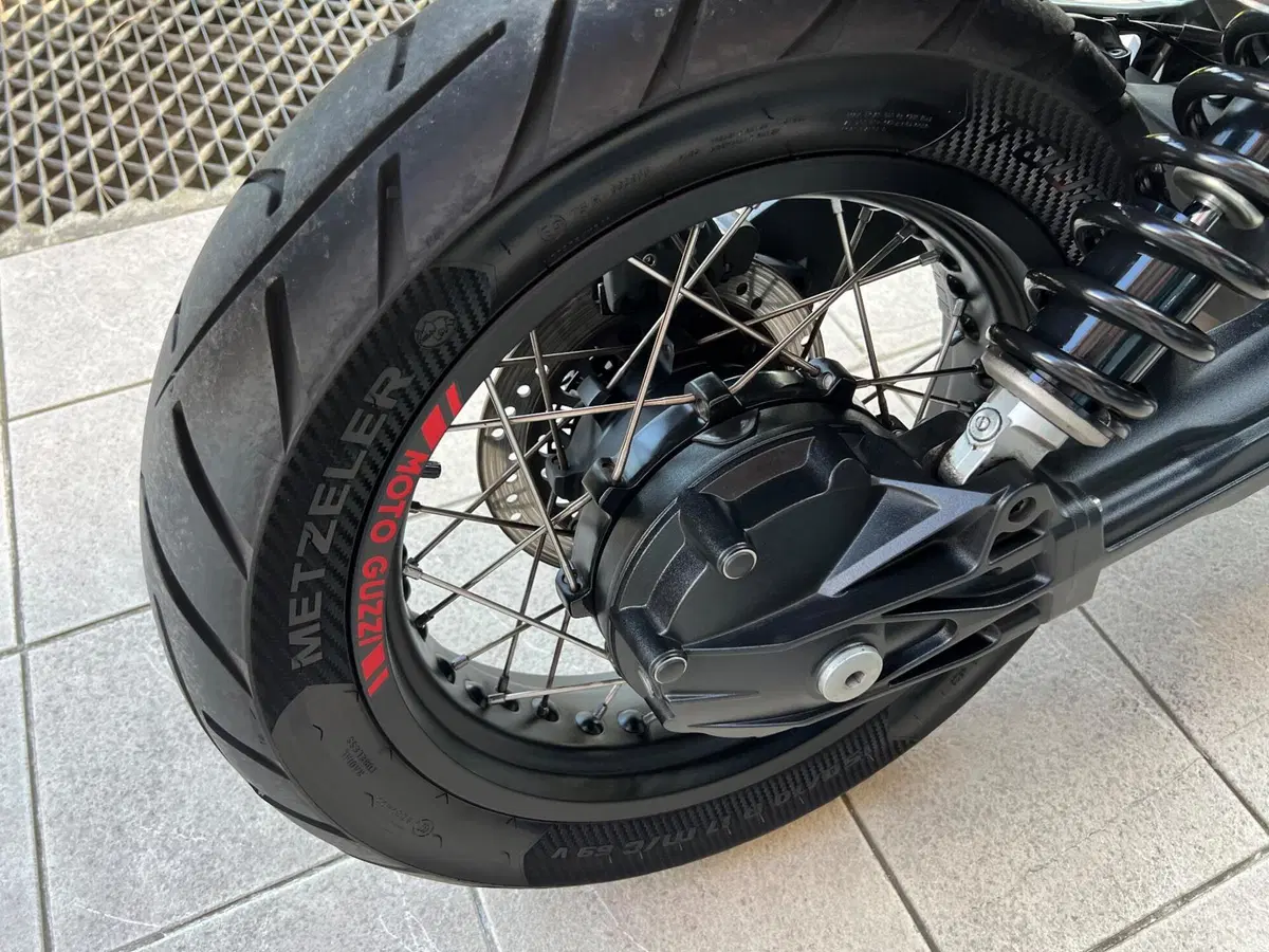 Moto Guzzi V85 TT (2019 - 20) (13)