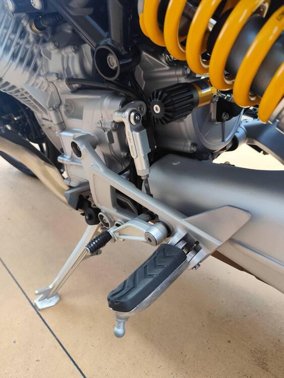 Moto Guzzi V100 Mandello S (2025) (2)