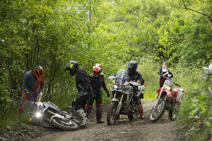 Raddrizzare la moto dopo una caduta è operazione da saper compiere da soli. Non sempre si ha una compagnia così numerosa ad aiutarci...