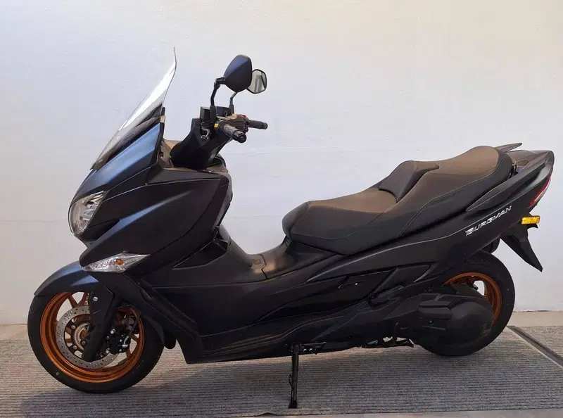Suzuki Burgman 400 (2025 - 26) (4)