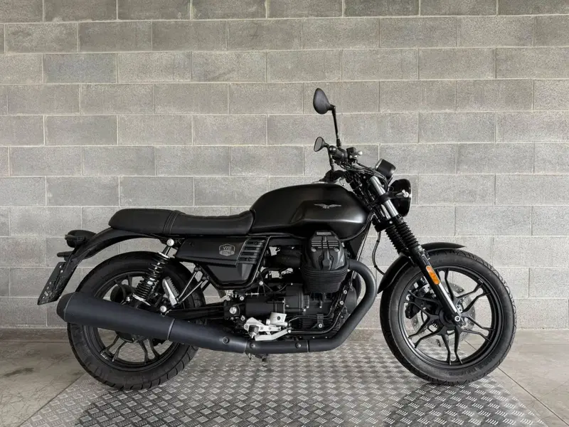 Moto Guzzi V7 III Stone (2017 - 20) (2)
