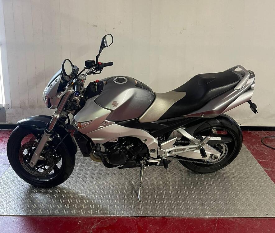 Suzuki GSR 600 (2006 - 11) (2)