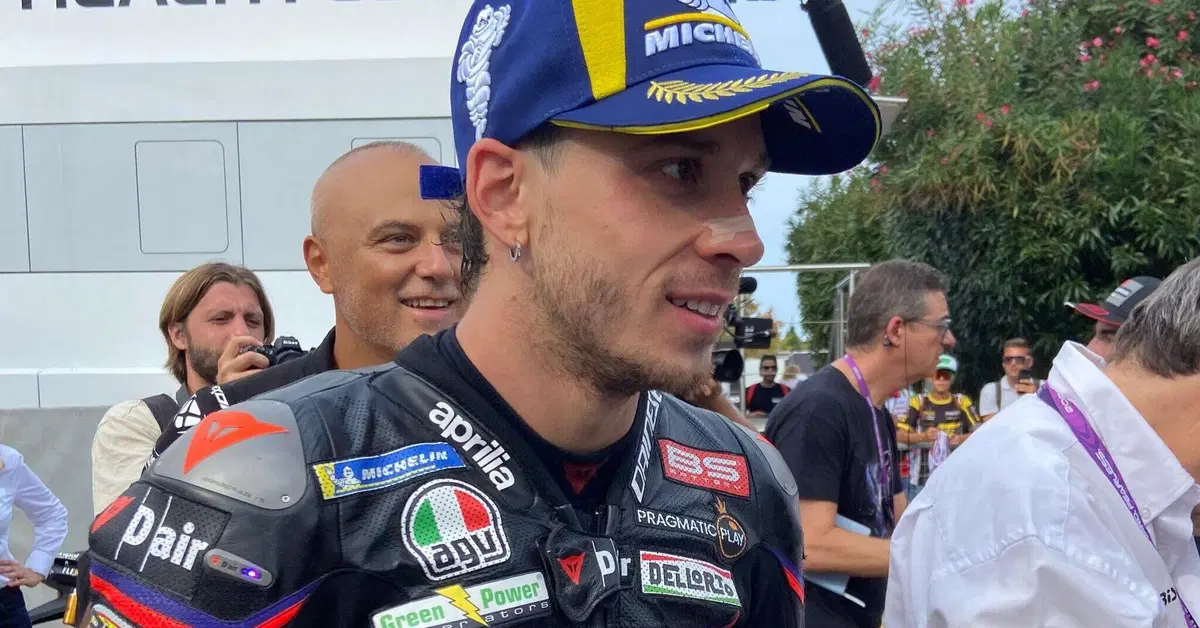 MotoGP 2025. GP di San Marino. Marco Bezzecchi stringe la mano a Marc Marquez: "Non &egrave; mai bello quando un tuo rivale cade"