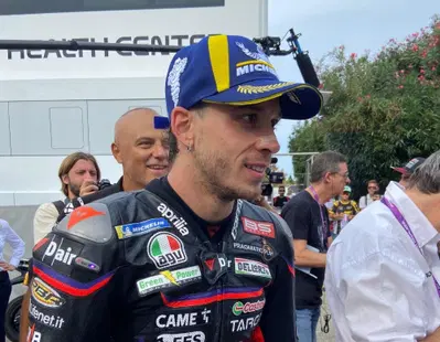 MotoGP 2025. GP di San Marino. Marco Bezzecchi stringe la mano a Marc Marquez: "Non &egrave; mai bello quando un tuo rivale cade"