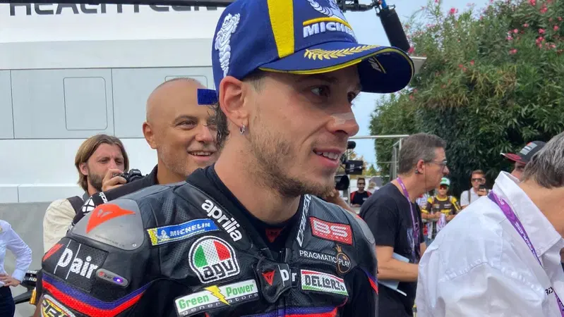 MotoGP 2025. GP di San Marino. Marco Bezzecchi stringe la mano a Marc Marquez: "Non &egrave; mai bello quando un tuo rivale cade"