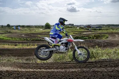 Yamaha YZ450 F 2026: silenziosa ed efficace proprio come un samurai giapponese [VIDEO]