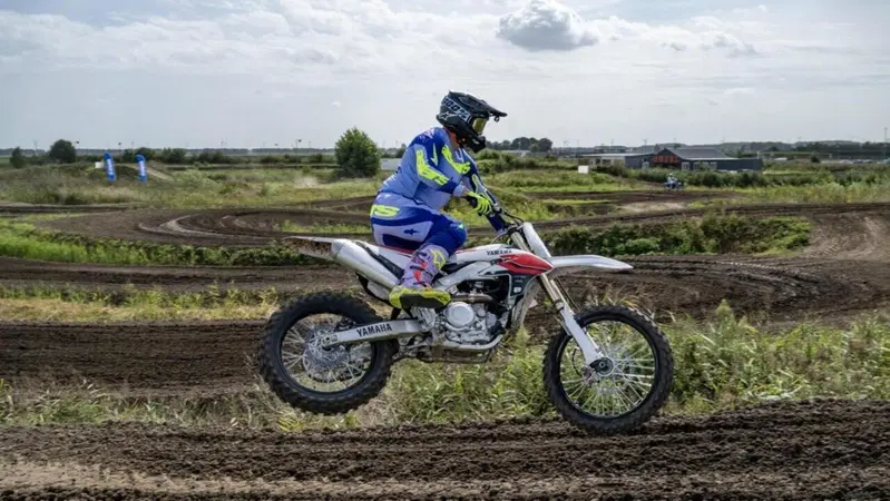 Yamaha YZ450 F 2026: silenziosa ed efficace proprio come un samurai giapponese [VIDEO]
