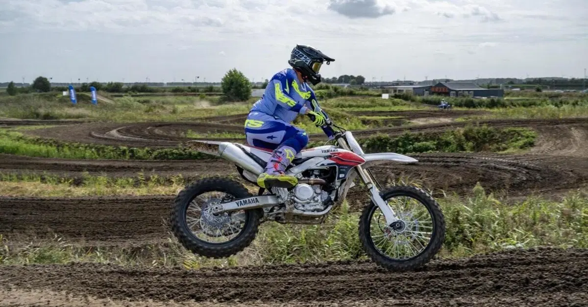 Yamaha YZ450 F 2026: silenziosa ed efficace proprio come un samurai giapponese [VIDEO]