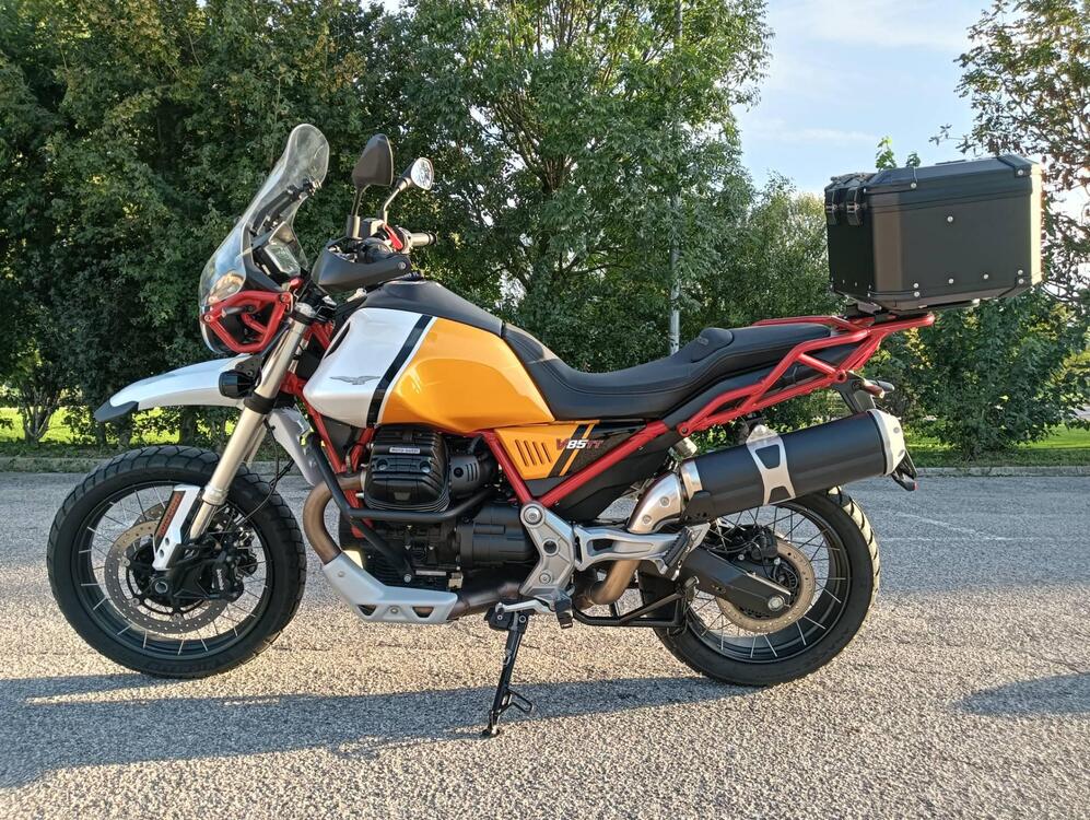 Moto Guzzi V85 TT Evocative Graphics (2021 - 23) (2)