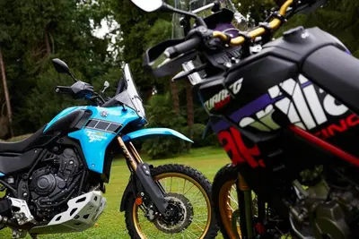 Yamaha T&eacute;n&eacute;r&eacute; 700 Rally vs Aprilia Tuareg Rally 2025: la comparativa di Moto.it [VIDEO]
