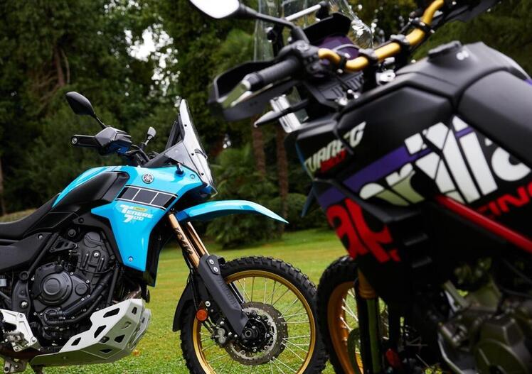 Yamaha Ténéré 700 Rally vs Aprilia Tuareg Rally 2025: la comparativa di Moto.it [VIDEO]