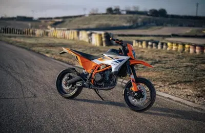 KTM 390 SMC R, la videoscheda tecnica: tutto quello che c'&egrave; da sapere [VIDEO]