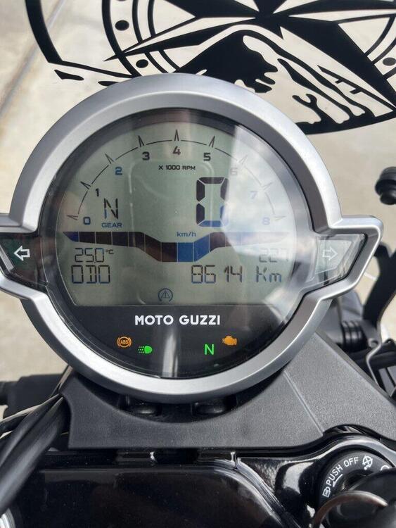 Moto Guzzi V9 Bobber (2021 - 25) (4)