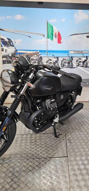 Moto Guzzi V7 Stone (2021 - 24)