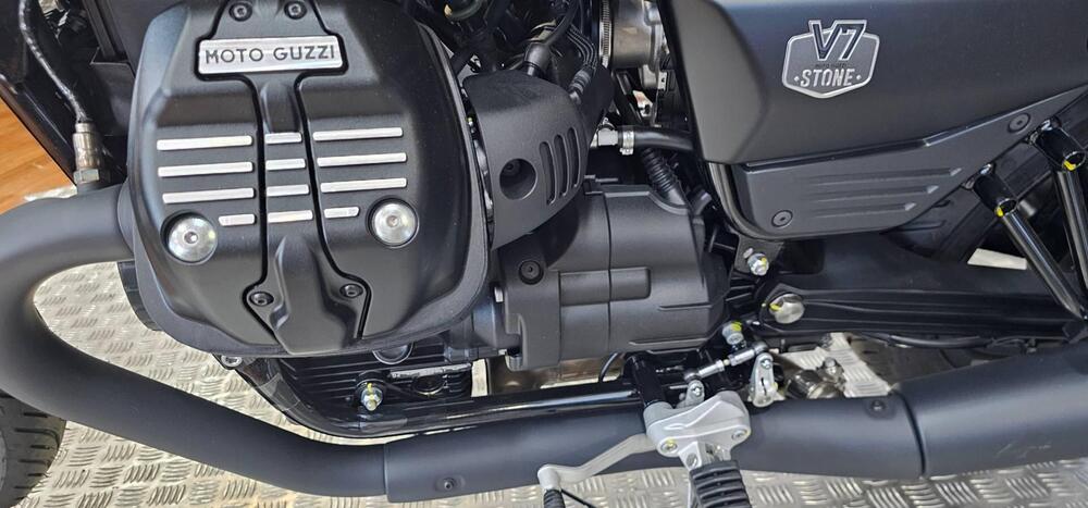 Moto Guzzi V7 Stone (2021 - 24) (4)