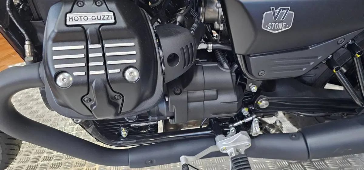 Moto Guzzi V7 Stone (2021 - 24) (4)