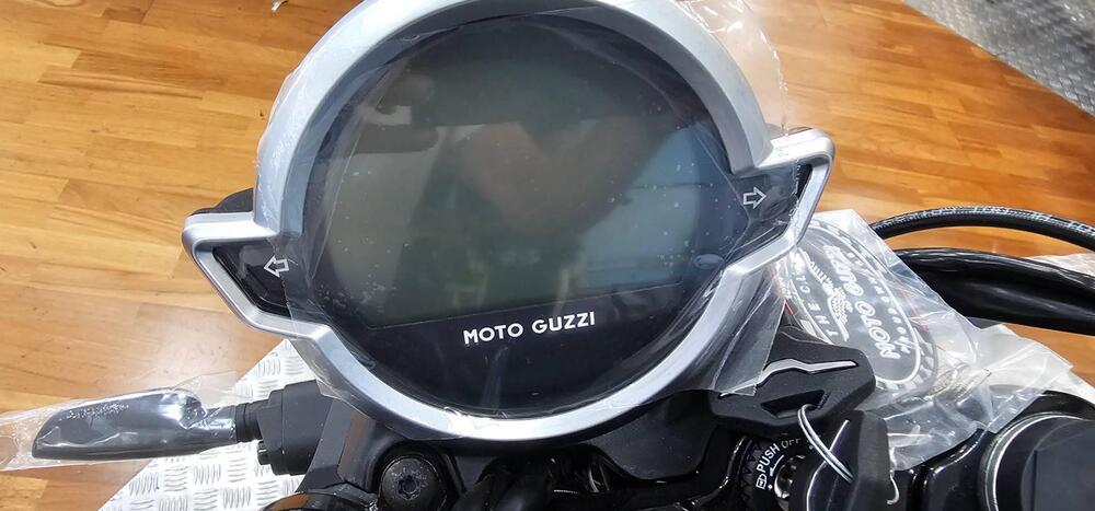 Moto Guzzi V7 Stone (2021 - 24) (5)