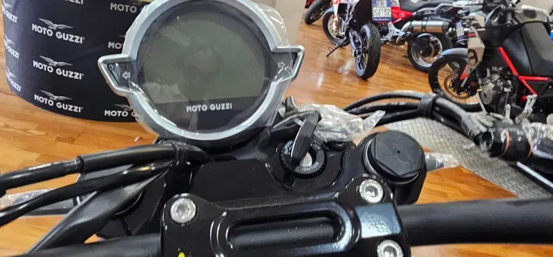 Moto Guzzi V7 Stone (2021 - 24) (6)