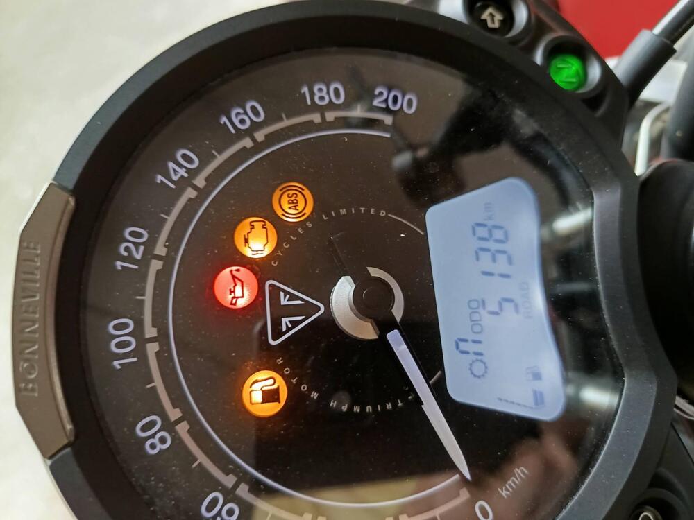 Triumph Street Twin 900 (2021 - 22) (4)