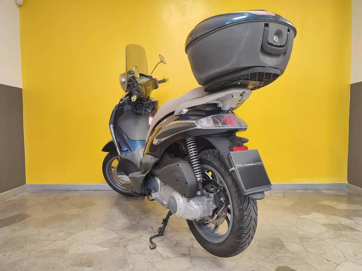 Piaggio Beverly Tourer 300 (2)