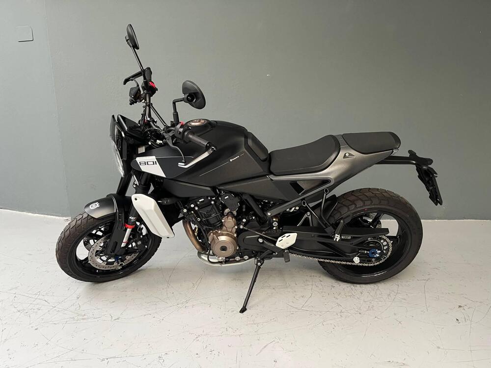 Husqvarna Svartpilen 801 (2024 - 25) (2)