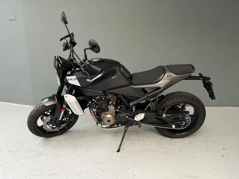 Husqvarna Svartpilen 801 (2024 - 26) (2)