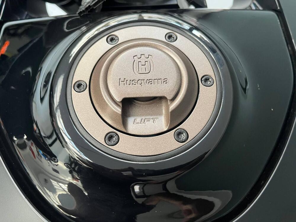 Husqvarna Svartpilen 801 (2024 - 25) (4)