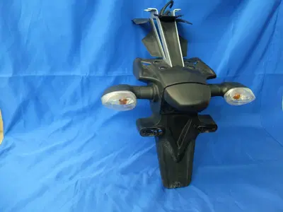 Condividi PORTATARGA CON FRECCE + LUCE TARGA ORIGI Yamaha